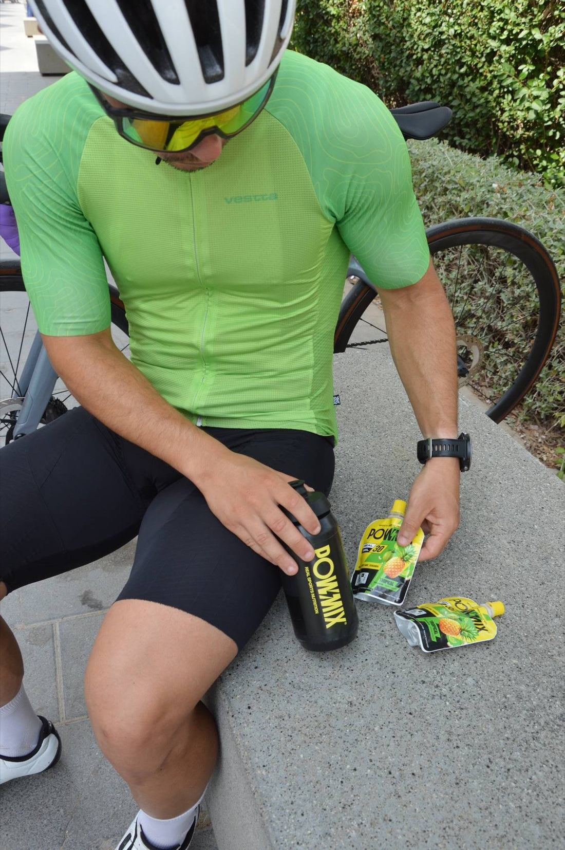 Ciclista echando un gel POWMIX en su bidón