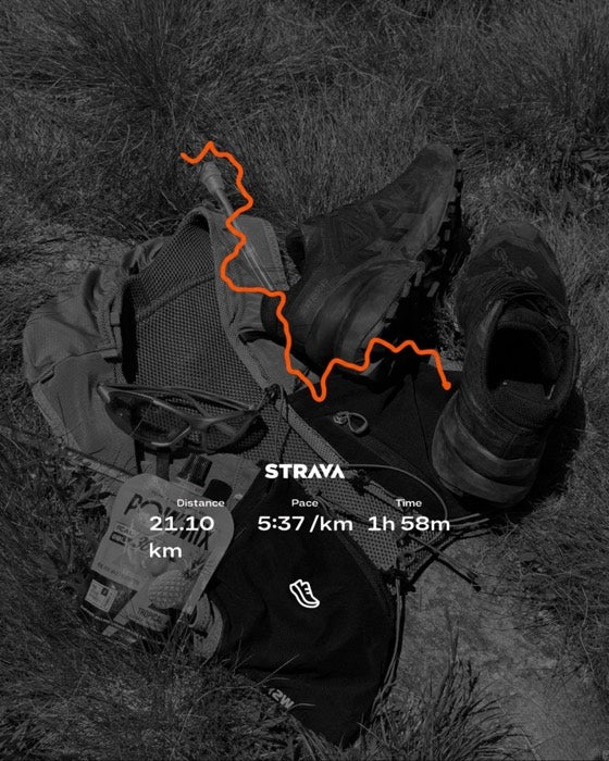 Corredor de trail con un gel POWMIX en la montaña