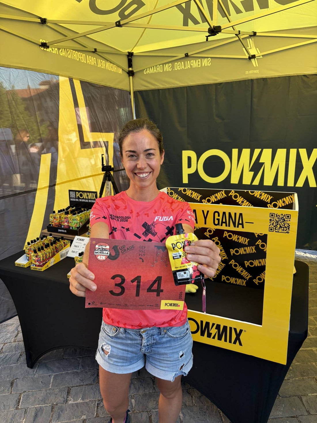 Equipo de POWMIX en el stand de una carrera