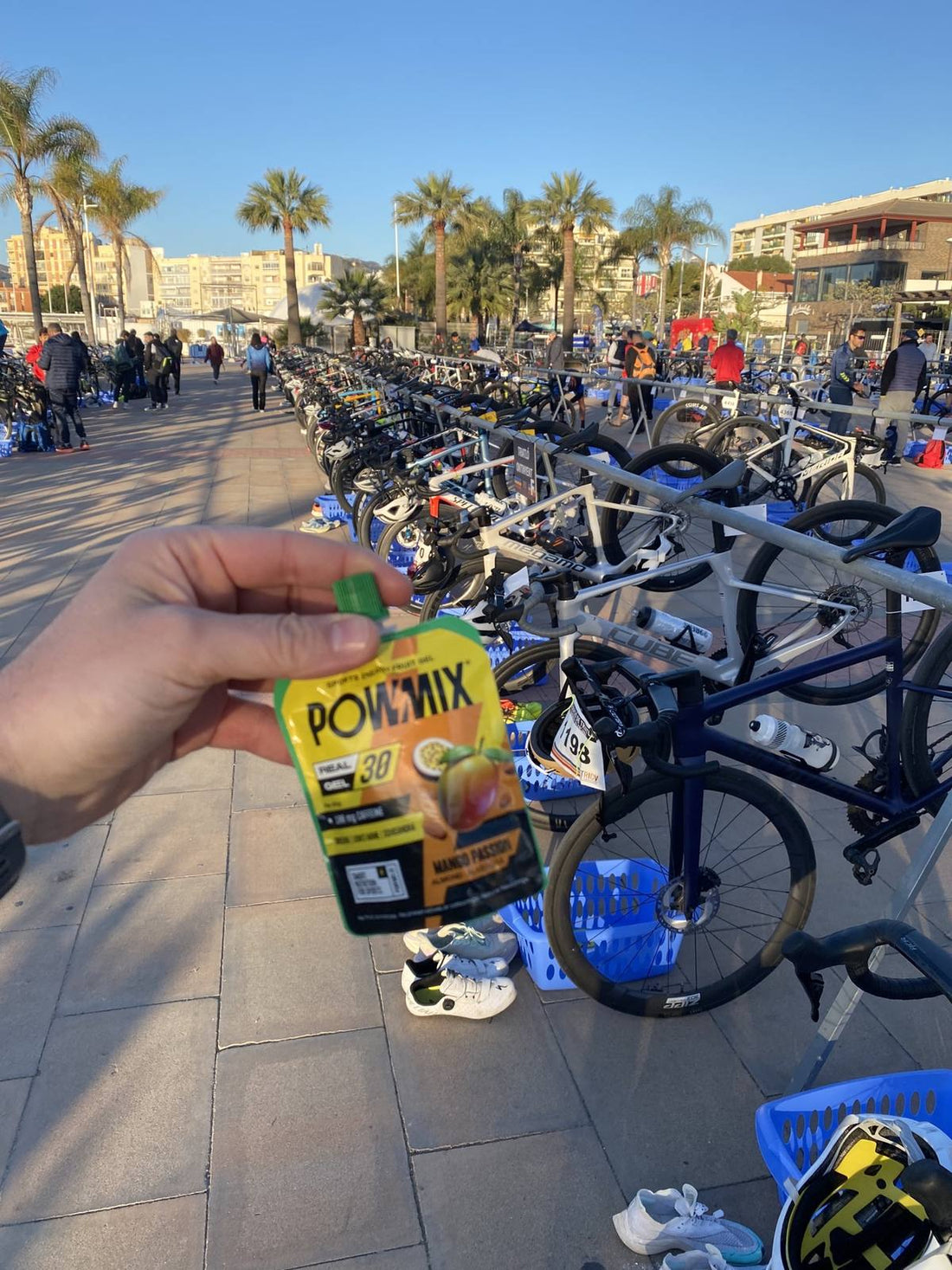 Triatleta con un gel POWMIX en la transición