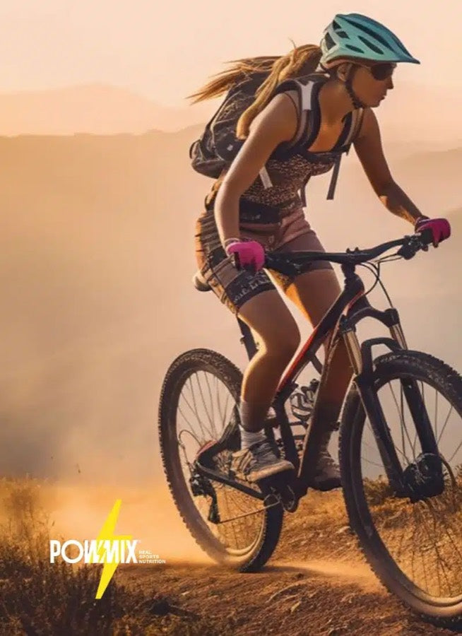 Ciclista de montaña en un sendero al atardecer