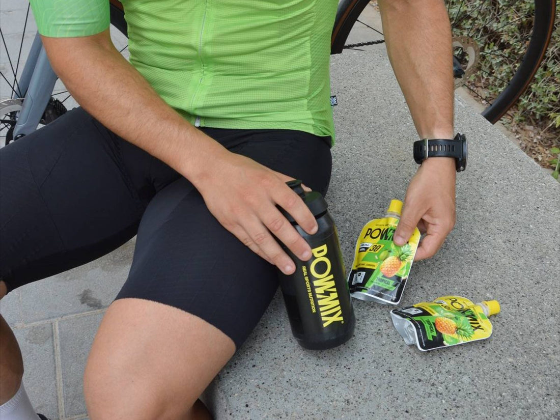 Ciclista con geles POWMIX en una pausa