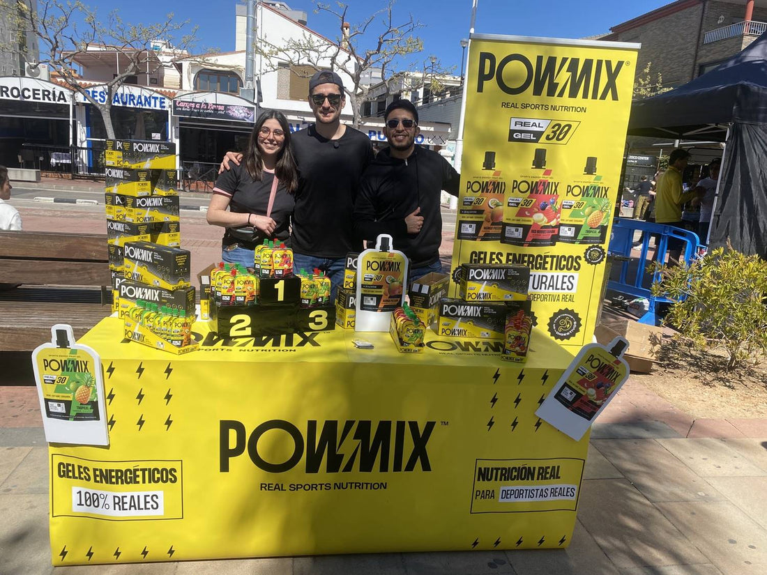Equipo de POWMIX en un stand de carrera