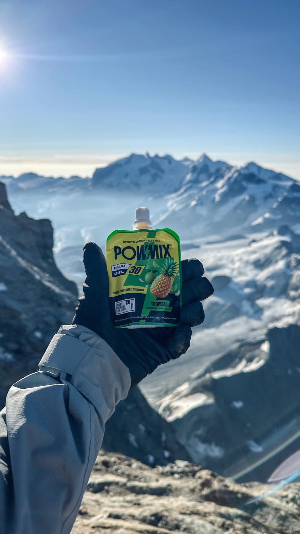 @tonigonzalzz con un gel POWMIX Tropical en la mano en la alta montaña